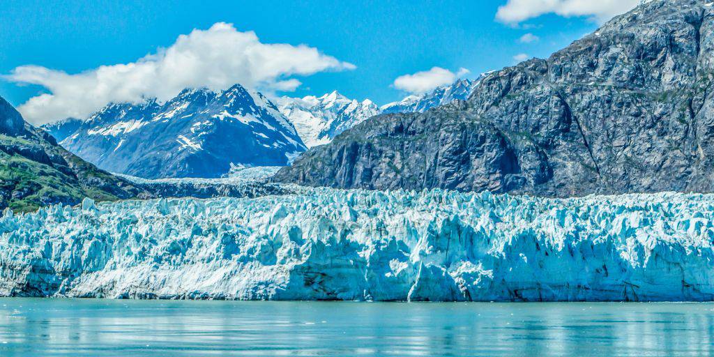 Disfruta de lagos infinitos y glaciares imponentes en este viaje a Alaska de 11 días. Navega en un crucero por la Bahía de los Glaciares y conoce la ciudad de Juneau. 2