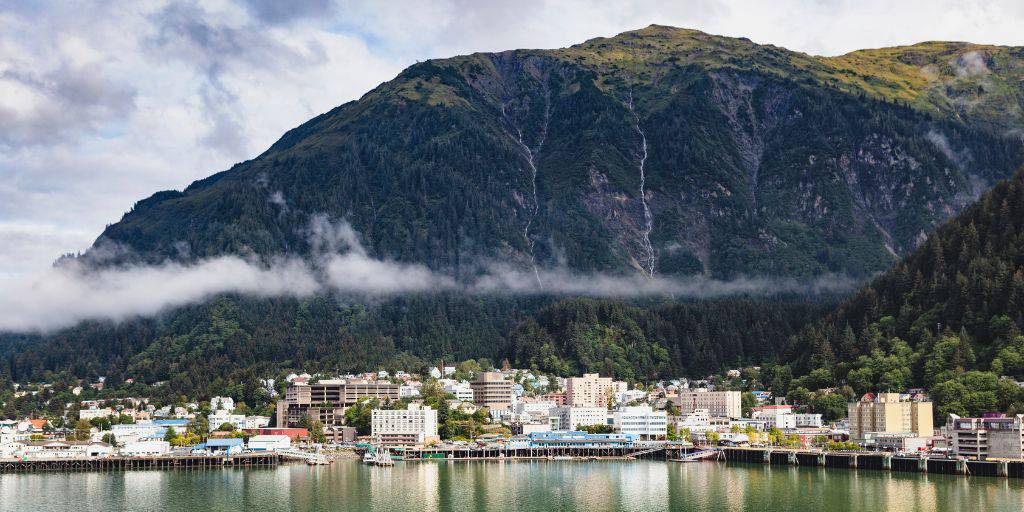 Disfruta de lagos infinitos y glaciares imponentes en este viaje a Alaska de 11 días. Navega en un crucero por la Bahía de los Glaciares y conoce la ciudad de Juneau. 4