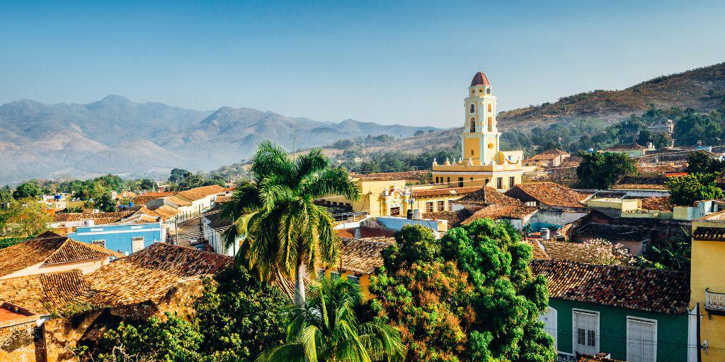 Conoce la Cuba colonia por este viaje que te llevará también a Varadero. Durante el viaje contemplarás paisajes coloniales y naturales, así como fachadas coloridas. 1