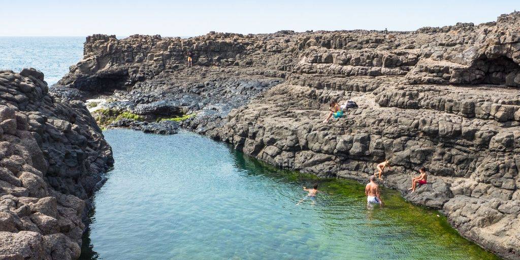 Disfruta de un viaje de lujo a Cabo Verde. Descubre las playas exóticas de la isla de Sal, observa tortugas marinas y pequeños tiburones. Sumérgete en Blue Eye, una piscina natural impresionante. 3