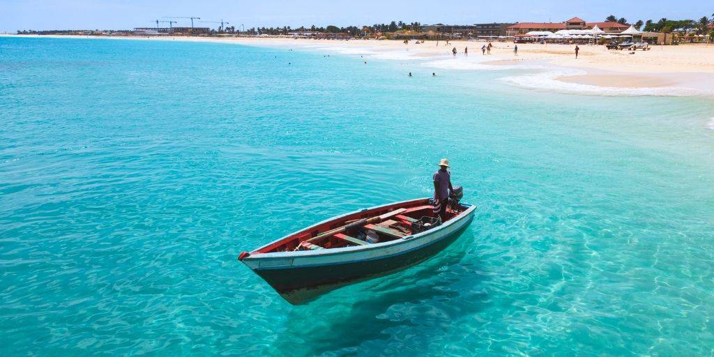 Disfruta de un viaje de lujo a Cabo Verde. Descubre las playas exóticas de la isla de Sal, observa tortugas marinas y pequeños tiburones. Sumérgete en Blue Eye, una piscina natural impresionante. 2