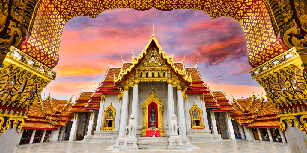 Celebra tu luna de miel en Krabi, el paraíso escondido de Tailandia. Comienza tu viaje en los templos de Bangkok y disfruta de unos días en un resort de Krabi con sus playas de lujo. 1
