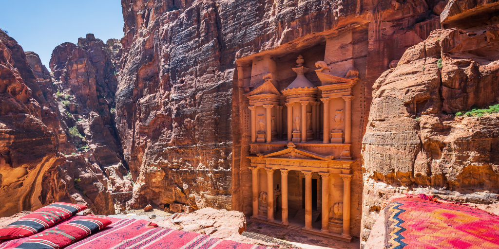 Con esta oferta de Black Friday tendrás un viaje a Jordania y el Mar Muerto lleno de aventuras. Descubre las joyas del país en Petra, el desierto de Lawrence de Arabia y Amman. 1