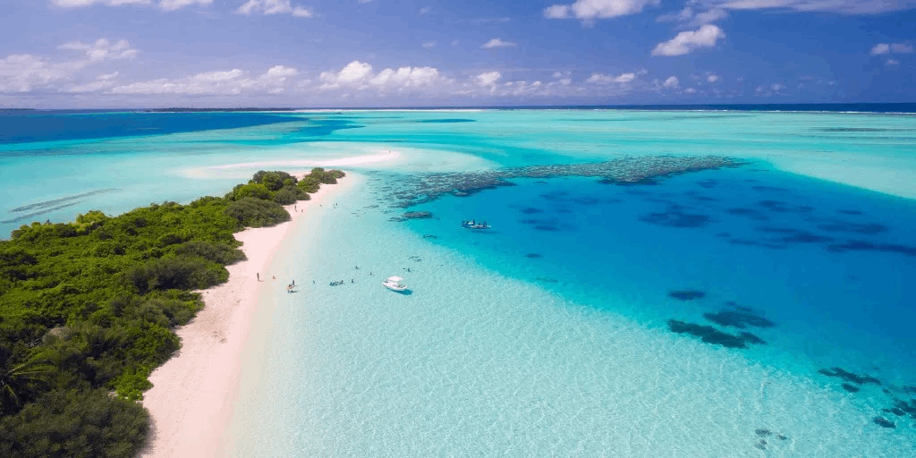 Aprovecha esta oferta para un viaje de lujo a Maldivas. Reserva hasta septiembre de 2022 y viaja hasta octubre del mismo año. 4