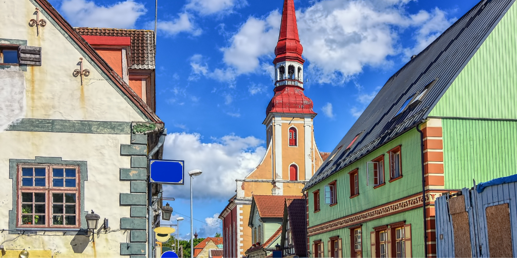 Con este viaje a los Países Bálticos podrás conocer las maravillas de Estonia, Letonia y Lituania con sus castillos, edificios góticos y ciudades amuralladas. 4