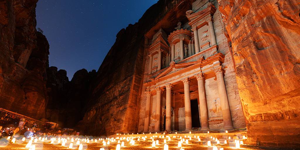 Descubre las mejores ciudades de Oriente, monumentos y mezquitas con nuestro viaje a Jordania y Turquía. Disfruta de los mejores lugares como la famosa Petra y la fascinante Capadocia. 3