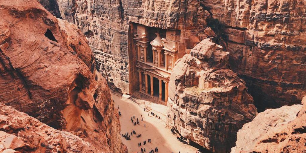 Siéntete Indiana Jones con este viaje a Jordania de 7 días. Durante estas vacaciones conoceremos Petra, Wadi Rum, el Mar Muerto y mucho más. 1