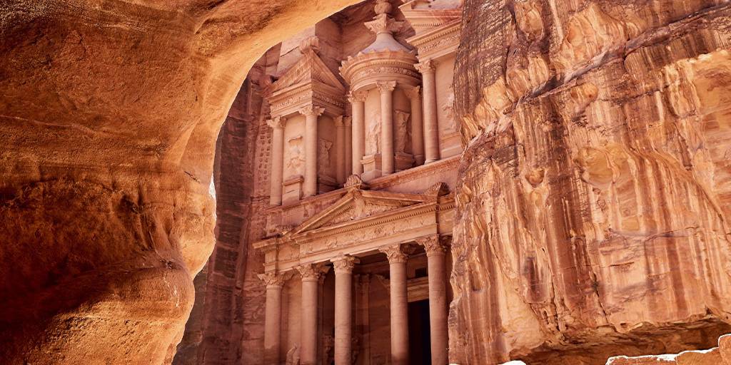 Con este viaje a Jordania y Arabia Saudita descubrirás parte de los tesoros de Oriente Medio. 1