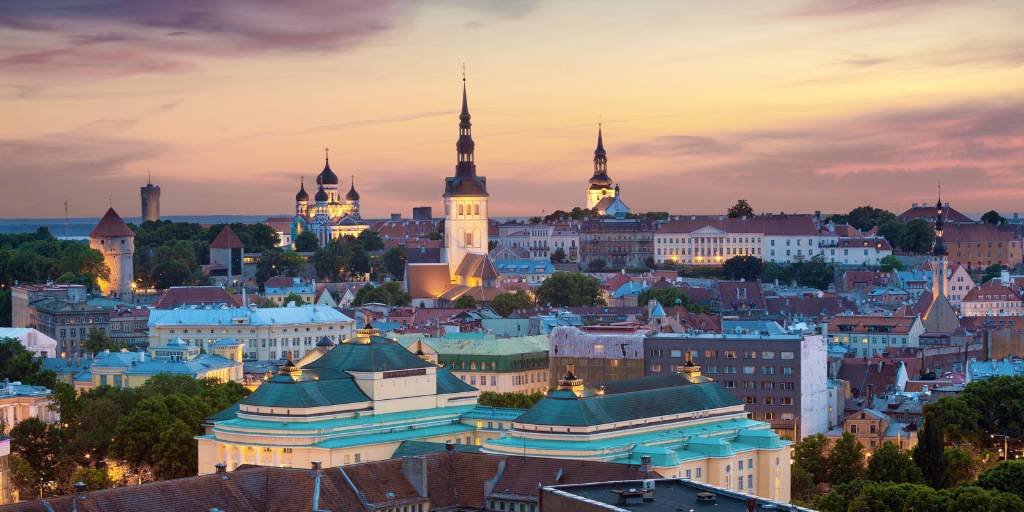 Recorre Estonia, Letonia, Lituania, Polonia y Chequia. Disfruta de este viaje a Europa del Este de 11 días. 2