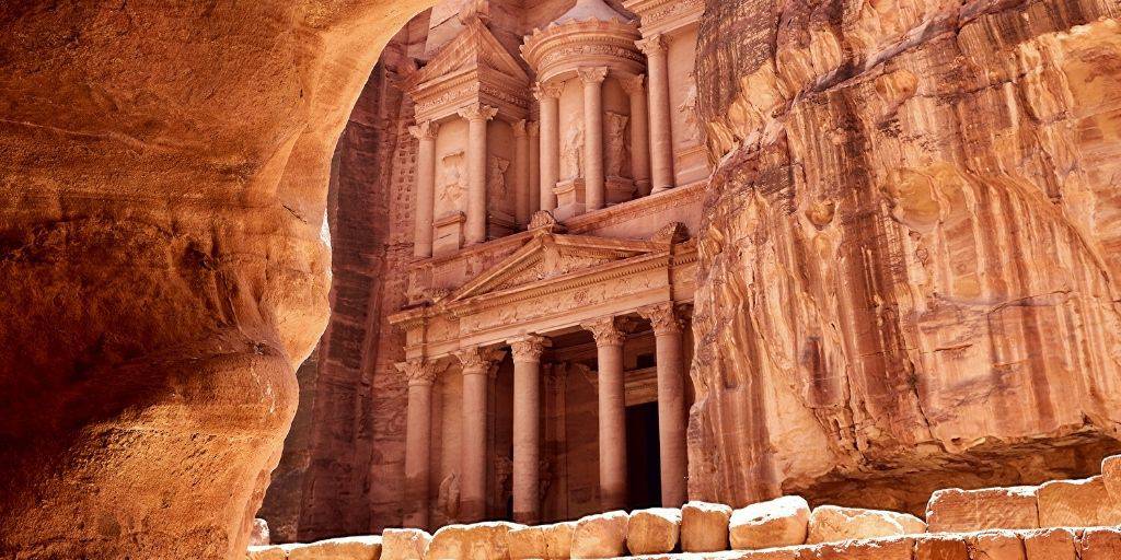 Vive aventuras de ensueño con este viaje a Jordania y el Mar Muerto. Descubre Petra, el desierto de Lawrence de Arabia y la capital, Amman. 1
