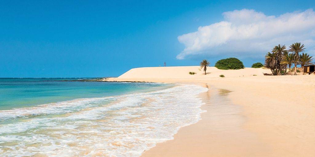 Descubre la isla Boa Vista. Con este viaje a Cabo Verde todo incluido de 8 días podrás relajarte en sus playas exóticas y llanuras escarpadas. 3