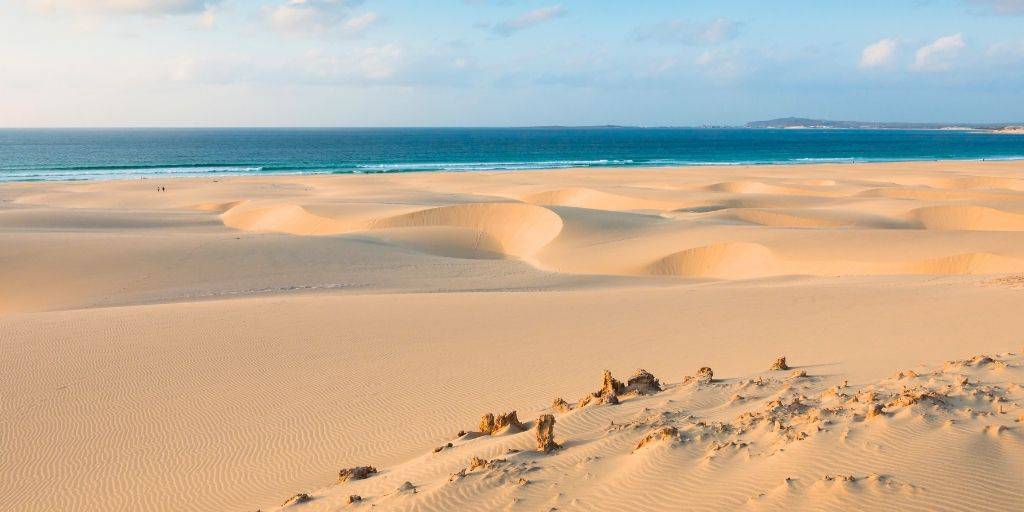 Descubre la isla Boa Vista. Con este viaje a Cabo Verde todo incluido de 8 días podrás relajarte en sus playas exóticas y llanuras escarpadas. 4