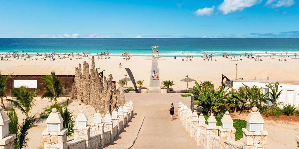 Disfruta tu estadía en la Isla de Boa Vista en Cabo Verde. Durante 8 días podrás relajarte en las playas paradisíacas en régimen todo incluido. 2