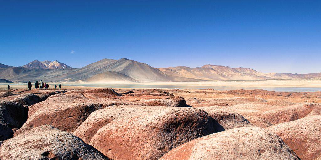 Este viaje de 12 días te llevará a conocer la capital de Chile junto con el desierton de Atacama y la impresionante Isla de Pascua. 3