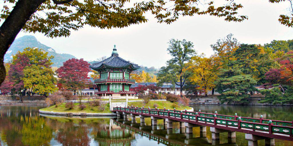 En un viaje a Corea del Sur podremos descubrir una cultura ancestral fascinante. Tradición y modernidad se combinan en Seúl. Explora la ciudad costera de Busan y la budista Gyeongju. 2