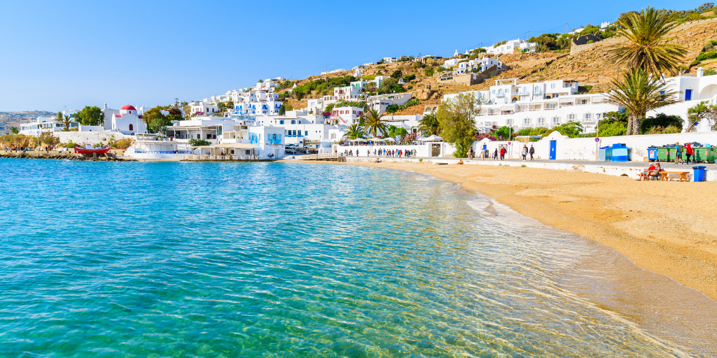 Con nuestros viajes a Grecia y las Islas Griegas tus vacaciones están garantizadas. Recorre Atenas y  las inmejorables playas en Santorini y Mykonos. 3