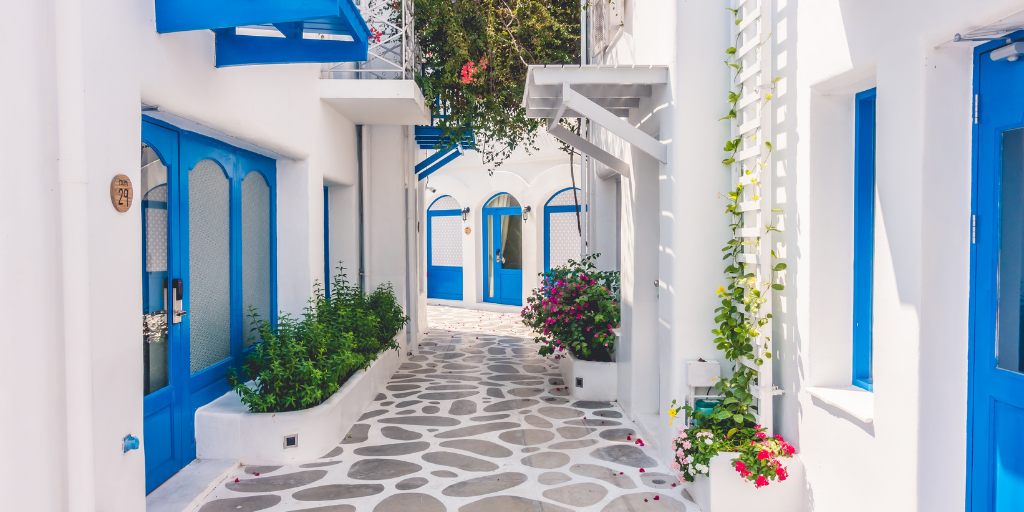 Con nuestros viajes a Grecia y las Islas Griegas tus vacaciones están garantizadas. Recorre Atenas y  las inmejorables playas en Santorini y Mykonos. 4