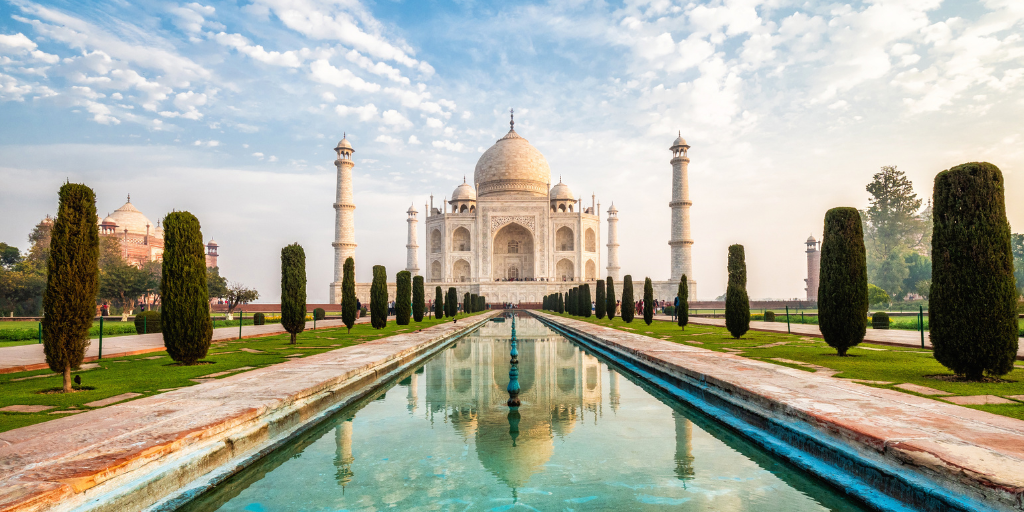 Con este viaje a la India asistirás a una boda tradicional hindú llena de rituales milenarios. Este viaje también te llevará al Taj Mahal y a realizar un safari en Ranthambore. 3