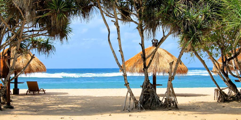 Viaja a Bali para descubrir la mística Ubud y disfrutar de las playas del sur. Con este viaje podrás meditar entre templos hinduistas, explorar bosques tropicales y tomar un baño en exclusivas playas. 1