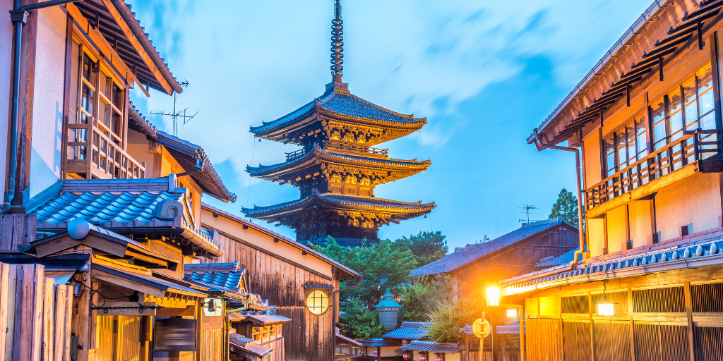 Con este viaje a Japón conocerás lo esencial del país. Tokio fusiona paisajes urbanos con jardines imperiales, Kioto conserva toda su tradición y en Osaka podrás conocer los ciervos de Nara. 1