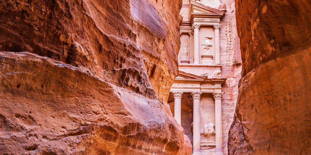 Bañarte en el Mar Muerto, conocer Petra, Wadi Rum, Jerash o Amman... este viaje a Jordania de 8 días ofrece miles de posibilidades. 1