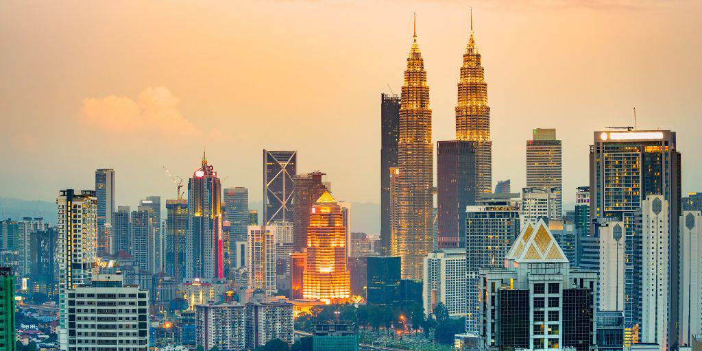 Un viaje a Malasia es una aventura llena de nuevas experiencias. Conoce la vibrante Kuala Lumpur, las plantaciones de té de Cameron Highlands y los templos de Penang. 2