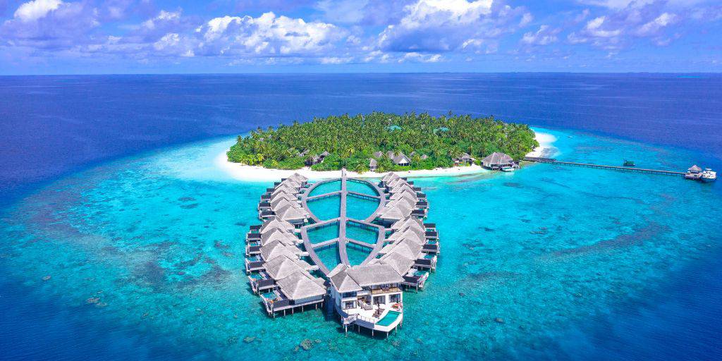 Todos hemos soñado alguna vez con viajar a las islas Maldivas. Con este viaje a Maldivas en Water Villa podrás hacer tu deseo realidad. 1