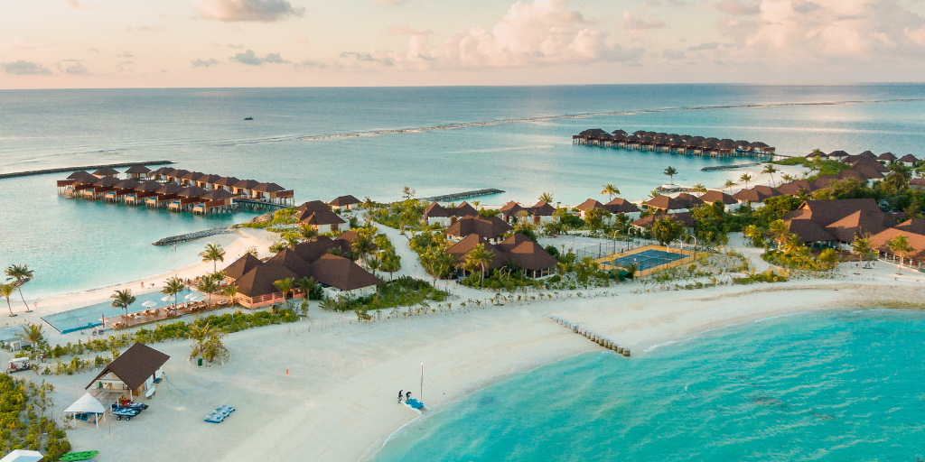 Desconecta y diviértete con estas vacaciones en Maldivas. Durante esta semana, explorarás el colorido fondo marino y playas paradisíacas. 1