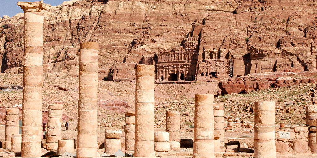 Aventúrate con este viaje a Jordania y el Mar Muerto. Descubre las joyas del país en Petra, el desierto de Lawrence de Arabia y Amman. 4