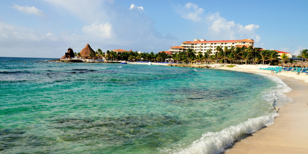 Nuestro viaje a Riviera Maya te permitirá disfrutar y relajarte cerca de sus hermosas playas de aguas cristalinas. 6