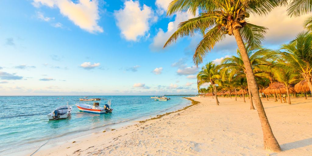 Nuestro viaje a Riviera Maya te permitirá disfrutar y relajarte cerca de sus hermosas playas de aguas cristalinas. 4