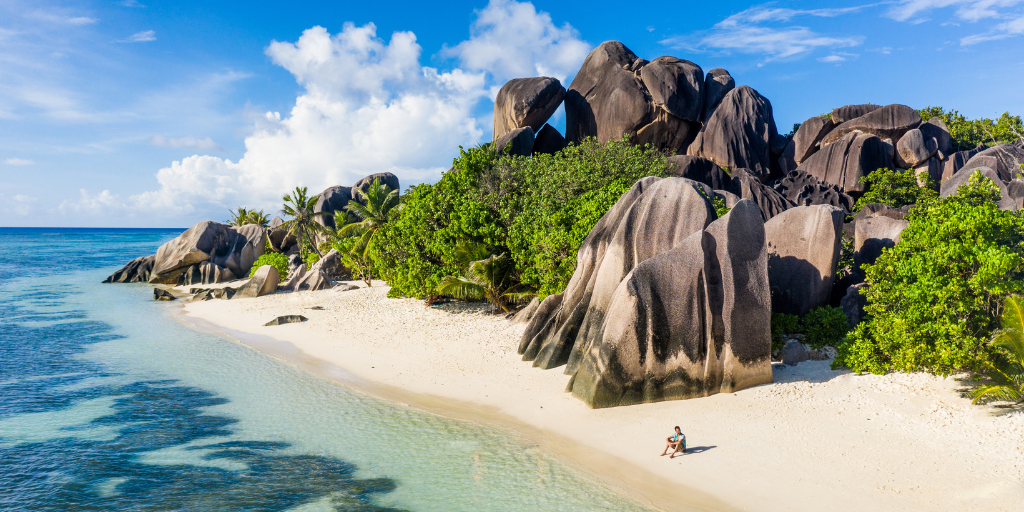 Con este viaje a Seychelles disfrutarás de las tres islas principales: Mahé, Praslin y La Digue. Relájate en las increíbles playas paradisíacas y explora el fondo marino. 2