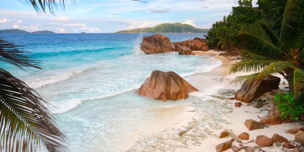 Con este viaje a Seychelles disfrutarás de las tres islas principales: Mahé, Praslin y La Digue. Relájate en las increíbles playas paradisíacas y explora el fondo marino. 5