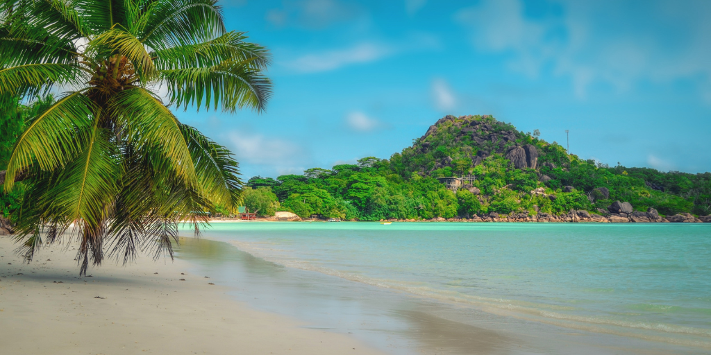 Con este viaje a Seychelles disfrutarás de las tres islas principales: Mahé, Praslin y La Digue. Relájate en las increíbles playas paradisíacas y explora el fondo marino. 4