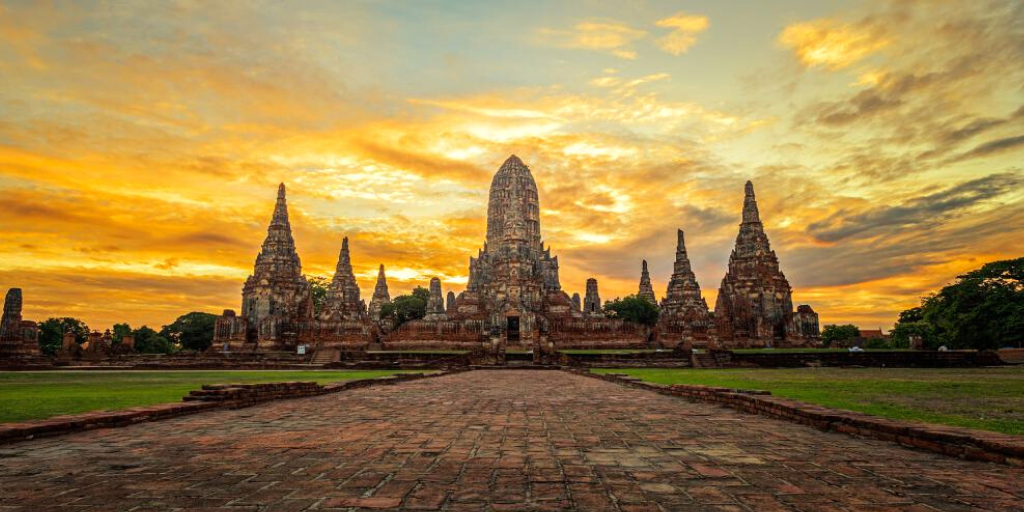 Este itinerario te llevará a Bangkok, Chiang Mai y Chiang Rai. Explora los complejos arqueológicos de Ayutthaya, Phitsanulok y Sukhothai. Disfruta de este viaje organizado a Tailandia de 10 días. 4