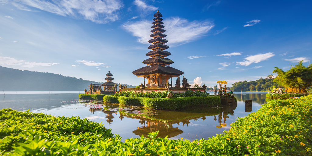 Este viaje por Bali te llevará también a Borneo, hogar de bellos orangutanes. Continúa tu viaje con un amanecer en el volcán Bromo y explora los increíbles templos de Bali. 5