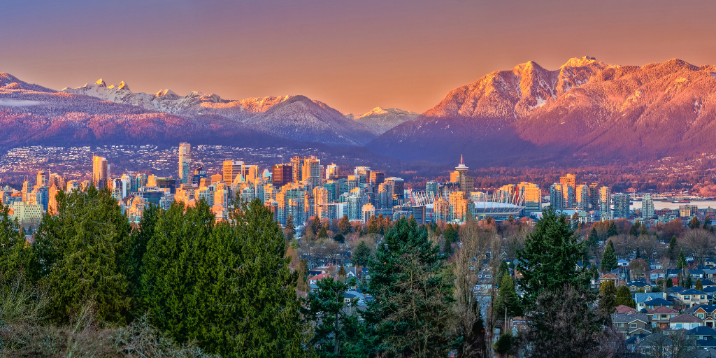 Este viaje a Vancouver te llevará al norte de Canadá, donde los paisajes exuberantes de Whitehorse se entremezclan con la Aurora Boreal. 2