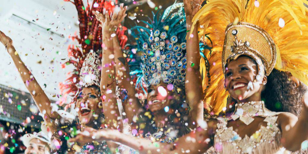 Vive la alegría de Brasil con este viaje al Carnaval de Río de Janeiro. Celebra junto a los locales, relájate en las playas de Copacabana y explora el paraíso tropical de Angra dos Reis. 2