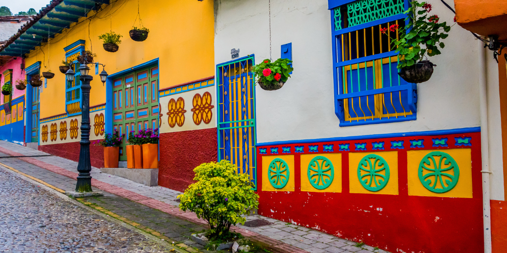 Un viaje por la Colombia más auténtica con paisajes cafeteros y playas de Santa Marta. Disfruta de la vibrante Bogotá, explora el Eje Cafetero, fascínate con Medellín y relájate en el caribe. 6