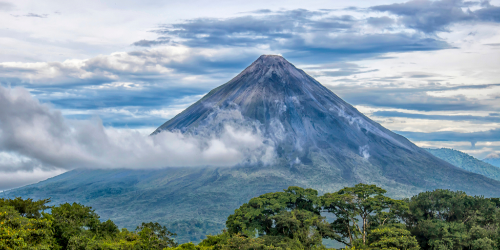 Los mejores lugares de Costa Rica en un mismo viaje. Disfruta de las tortugas en Tortuguero, las tierras volcánicas de Arenal, la selva tropical de Monteverde y las playas de Manuel Antonio. 1