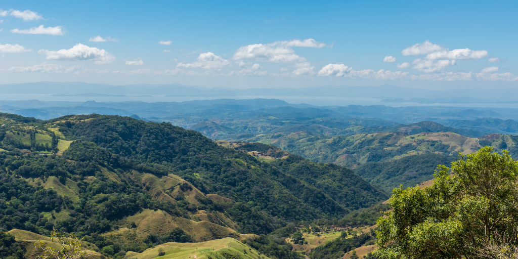 Los mejores lugares de Costa Rica en un mismo viaje. Disfruta de las tortugas en Tortuguero, las tierras volcánicas de Arenal, la selva tropical de Monteverde y las playas de Manuel Antonio. 4