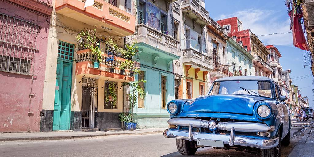Disfruta de unas vacaciones en Cuba con una visita a La Habana, ciudad de riqueza cultural, y relájate en Cayo Coco, una isla paradisíaca con arrecifes de coral. 6