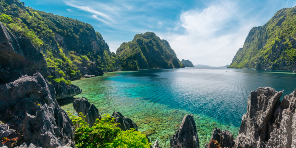 Viaje a Filipinas y disfruta los paisajes más exuberantes de El Nido. Descubre las cuevas subterráneas de Puerto Princesa y relájate en El Nido, un paraíso natural con playas agrestes. 3