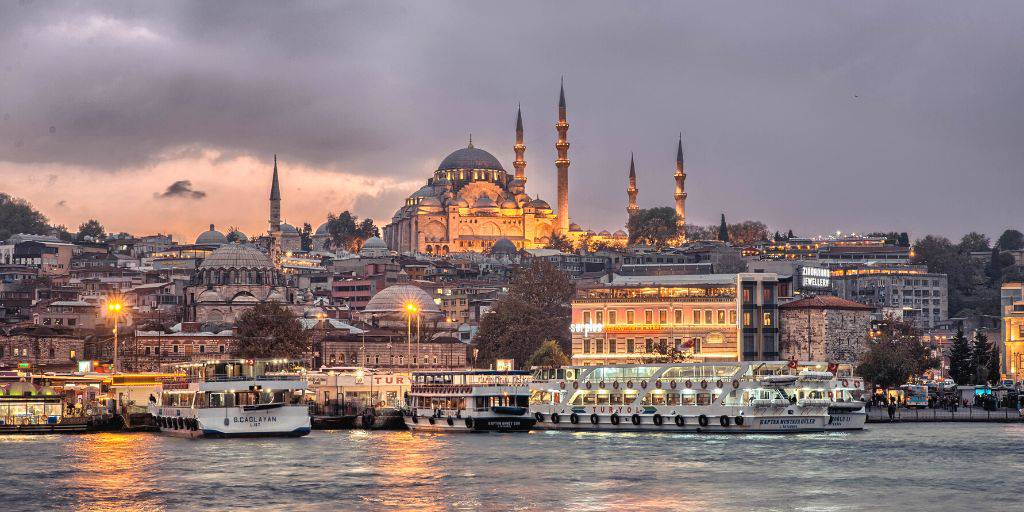 Disfruta de un viaje por los históricos paisajes de Turquía y Grecia. Este viaje te llevará por increíbles lugares como Delfos y Atenas, la costa del Mar Egeo y los bazares de Estambul. 2