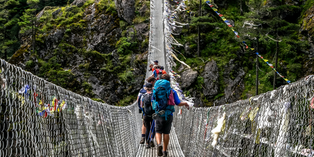 Descubre la leyenda del Everest con una excursión al campo base. En este viaje de aventura por Nepal recorrerás bosques y puentes colgantes mientras conoces disfrutas de bellas vistas del Himalaya. 6