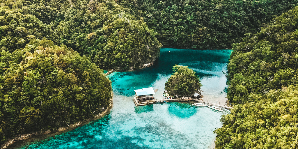 Viaje a Filipinas y disfruta los paisajes más exuberantes de El Nido. Descubre las cuevas subterráneas de Puerto Princesa y relájate en El Nido, un paraíso natural con playas agrestes. 1