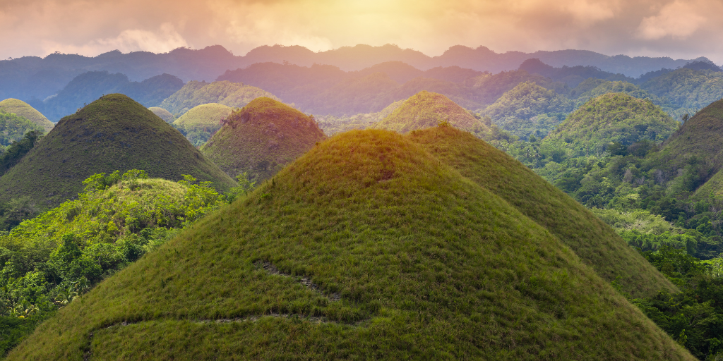 Un viaje a Filipinas de lujo para explorar el paraíso tropical en la Isla de Malapascua. Conoce los bellos paisajes de Cebú con enormes acantilados y descansa la isla privada de Davao. 6
