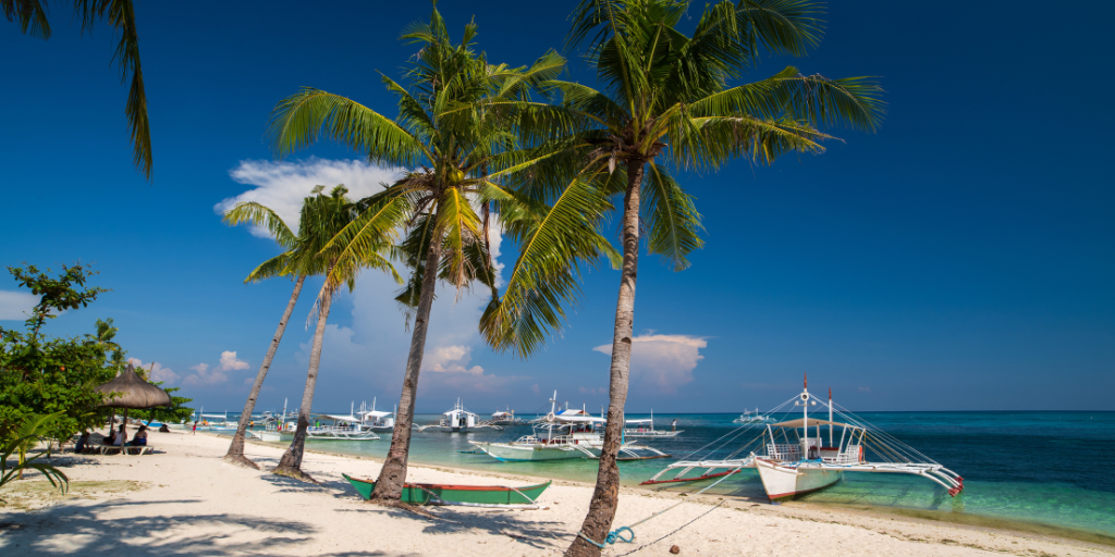 Un viaje a Filipinas de lujo para explorar el paraíso tropical en la Isla de Malapascua. Conoce los bellos paisajes de Cebú con enormes acantilados y descansa la isla privada de Davao. 2