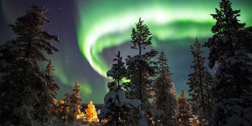 Nuestro viaje a Finlandia de 5 días te llevará a vivir el invierno de manera única en Laponia, el hogar de Papa Noel y las auroras boreales. 1