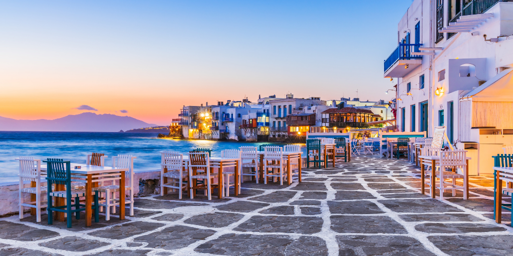 Este viaje a Grecia te llevará por Atenas y la isla de Mykonos. Disfruta tus vacaciones en la Acrópolis y playas griegas. 6
